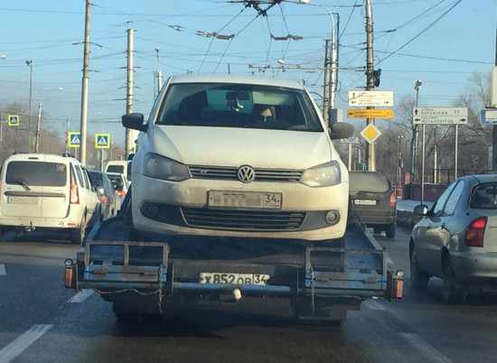 Женщина прокатилась по Волгограду на эвакуаторе, не выходя из машины